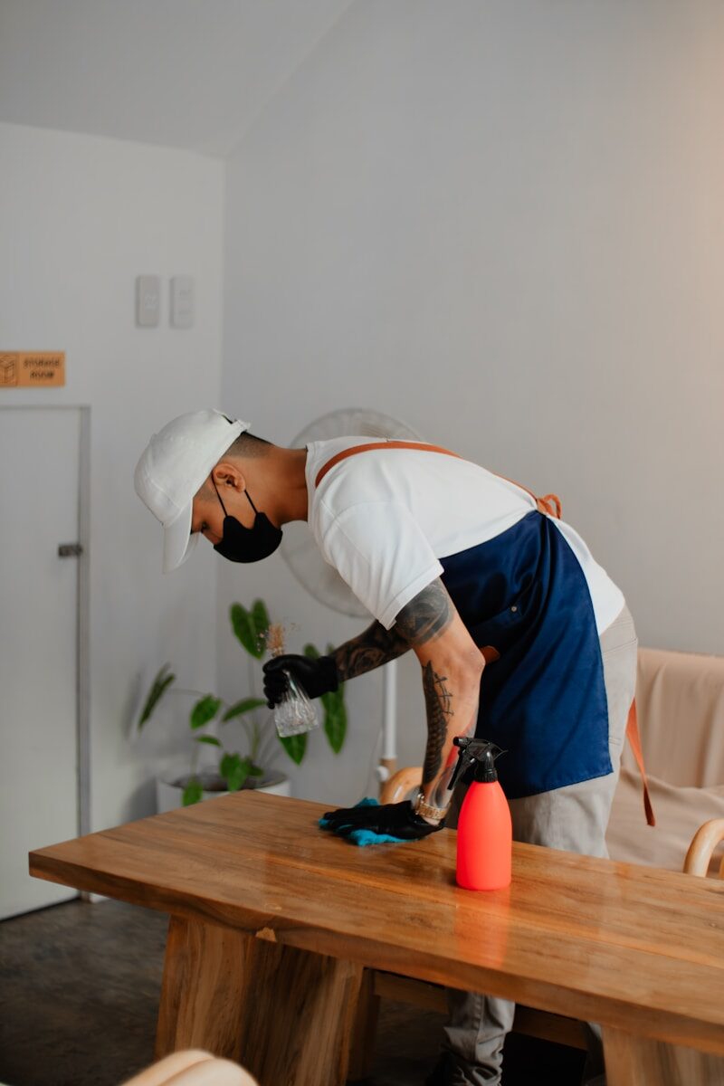 Équipe d'entretien ménager commercial au travail